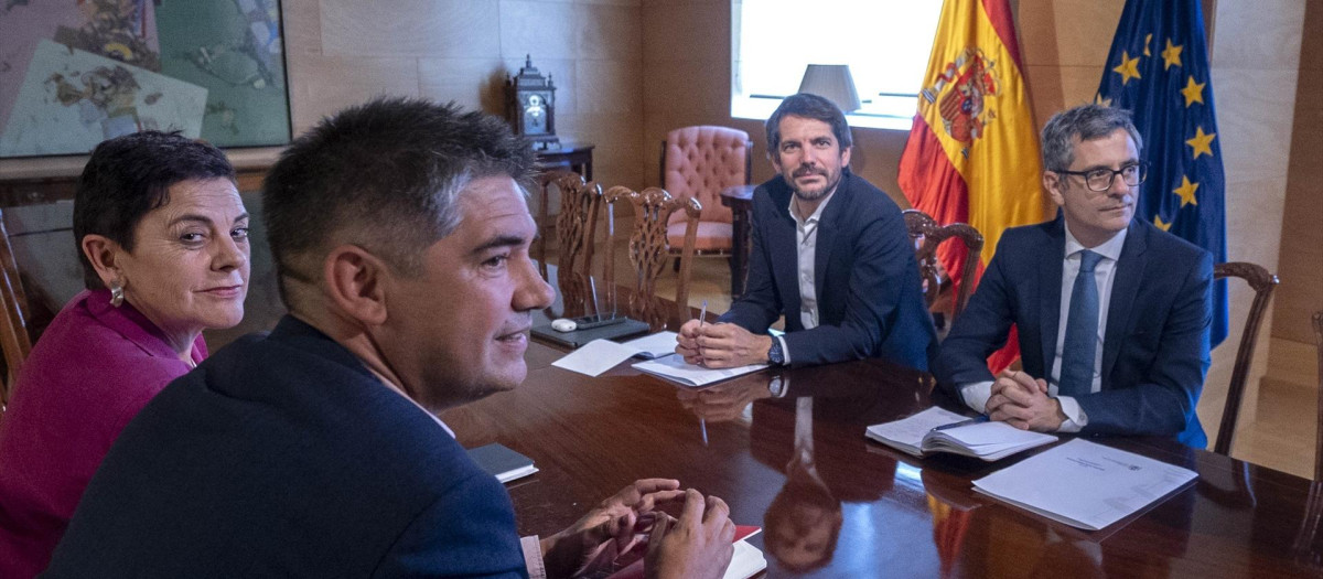 Félix Bolaños, en una reunión con la portavoz de Bildu, Mertxe Aizpurua