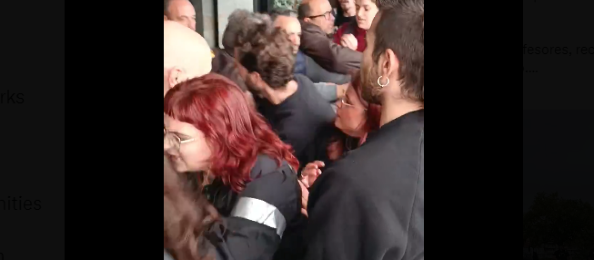 Los alumnos de la URJC intentan entrar por la fuerza en el Rectorado