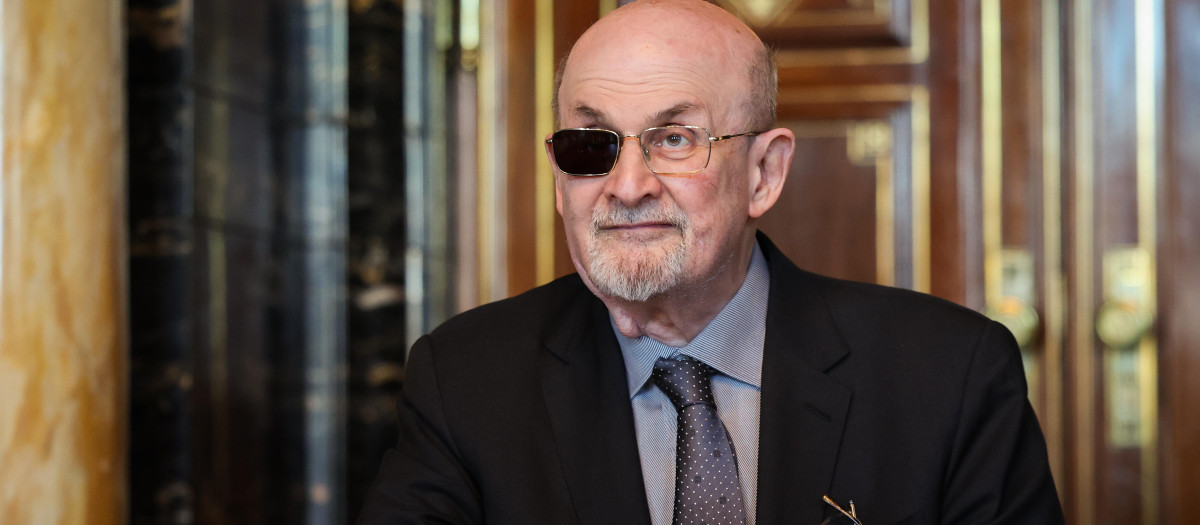 Salman Rushdie perdió la visión de un ojo tras sufrir un apuñalamiento en 2022