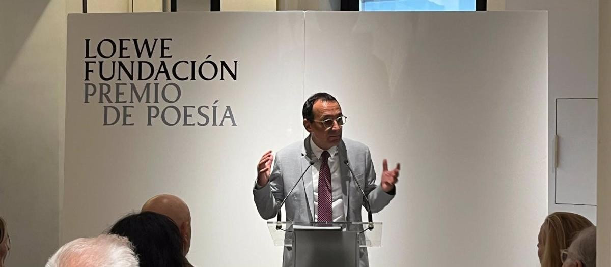 El escritor Javier Velaza después de ser galardonado en los Premios Loewe