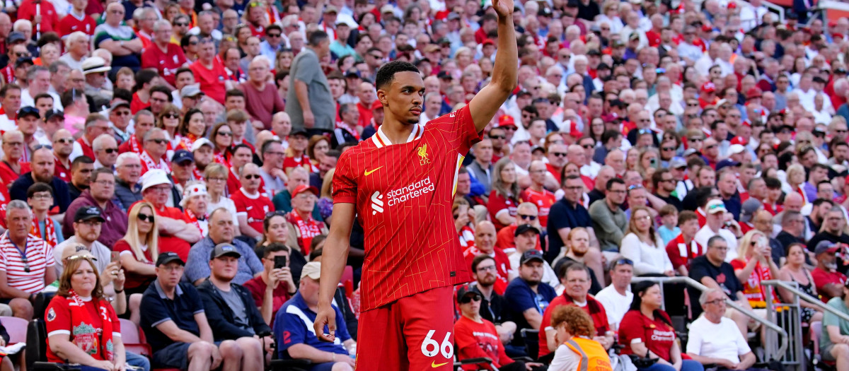 Trent Alexander-Arnold preparándose para poner un saque de esquina