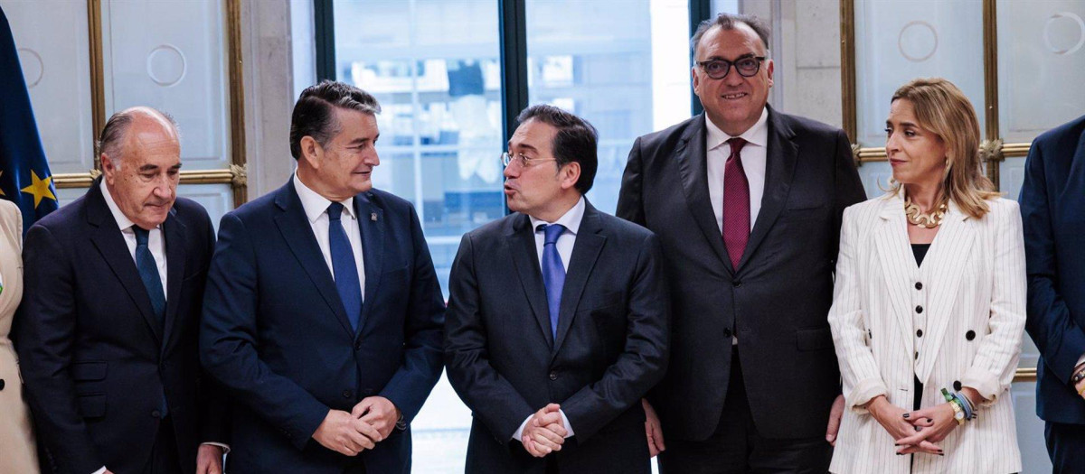 El ministro de Asuntos Exteriores, José Manuel Albares (en el centro), junto a representantes del Campo de Gibraltar y la Junta de Andalucía