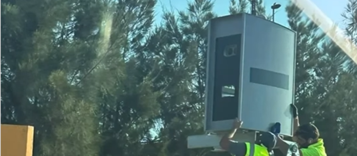 Así colocan un nuevo radar entre dos operarios