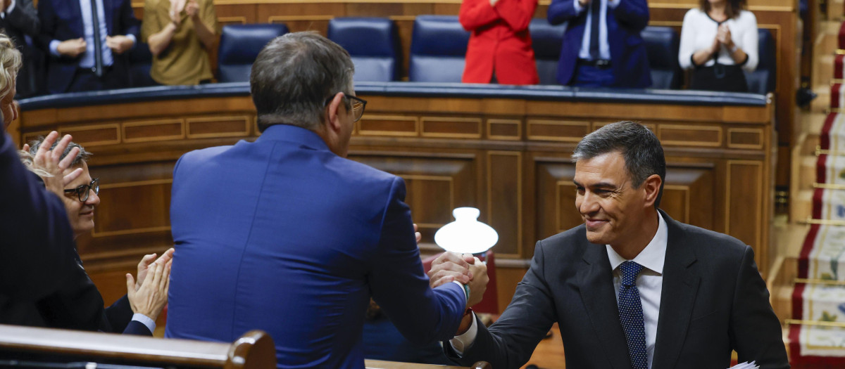Pedro Sánchez saluda a Patxi López