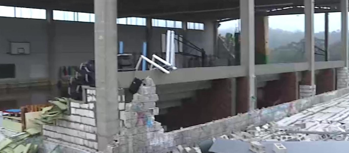 Pared derrumbada de un colegio de Porto do Son (La Coruña)