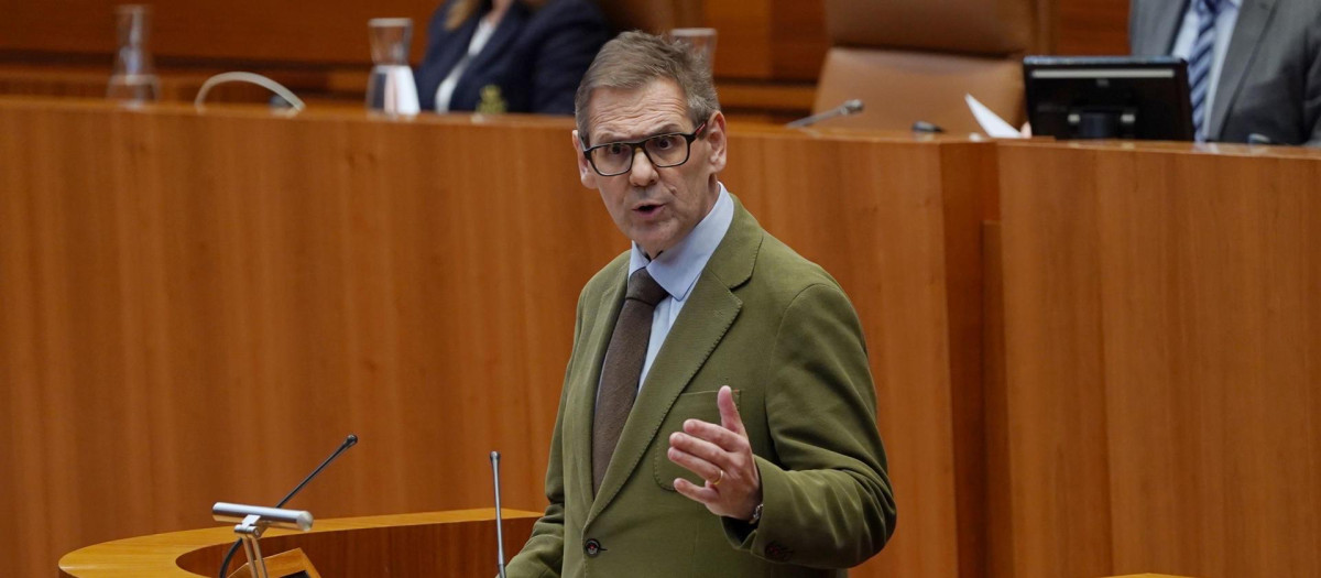 El procurador del Grupo Parlamentario Vox en las Cortes de Castilla y León, Javier Carrera, interviene en un pleno