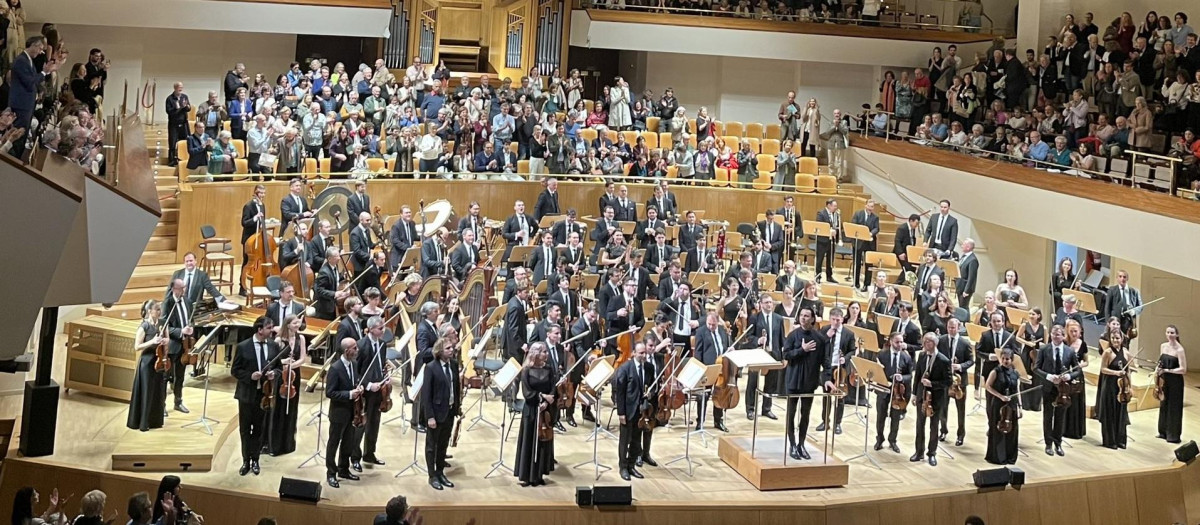 El director griego, Teodor Currentzis, y su orquesta, Musica Eterna, en el Auditorio Nacional
