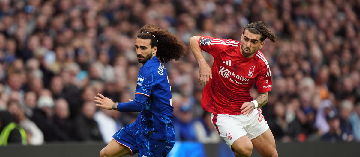 Cucurella pugna por un balón en un encuentro de la presente edición de la Premier League