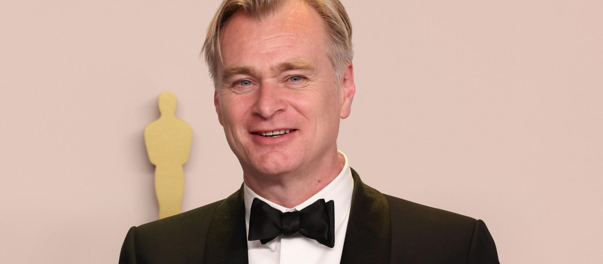 Cristopher Nolan con el Oscar a mejor dirección y mejor guion