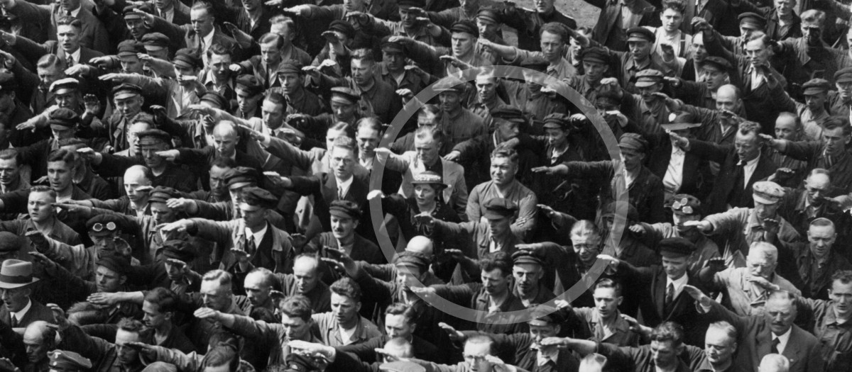 Imagen de personas haciendo el saludo nazi, con una persona no identificada (posiblemente August Landmesser) negándose a hacerlo