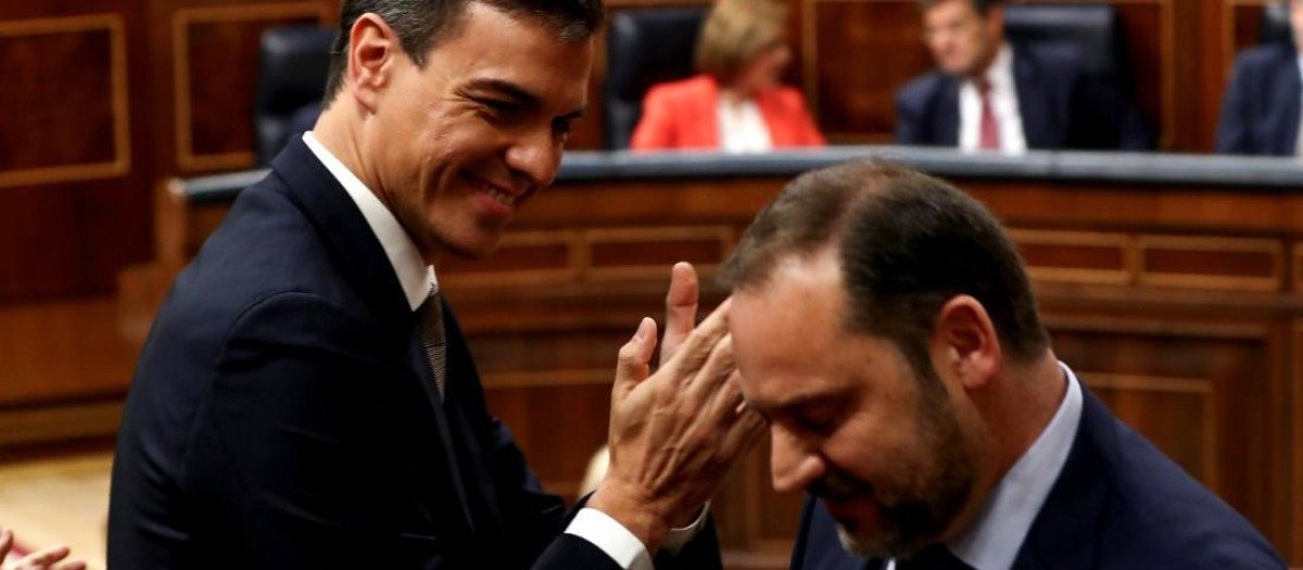 Sánchez aplaude a Ábalos durante la moción de censura