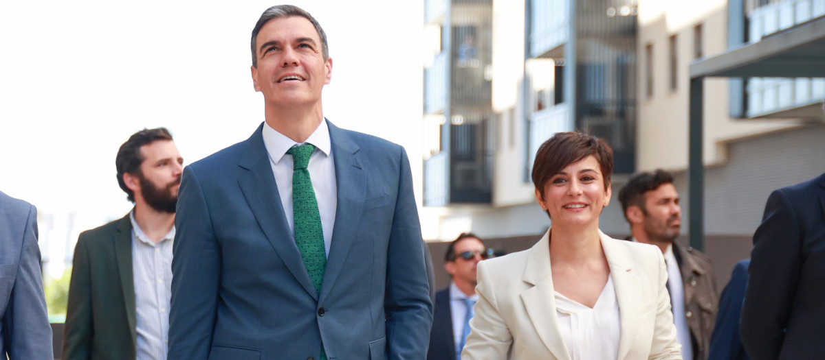 El presidente del Gobierno, Pedro Sánchez, y la ministra de Vivienda, Isabel Rodríguez, visitaron una promoción de viviendas sociales en Dos Hermanas tras la polémica