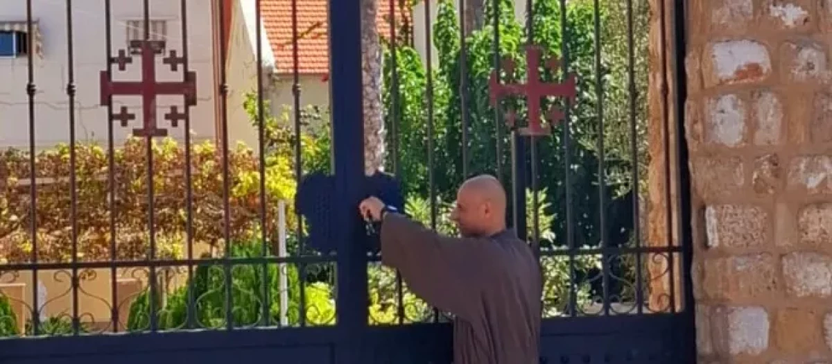 Fray Toufic Bou Mehri cierra el convento franciscano de Tiro, al sur del Líbano