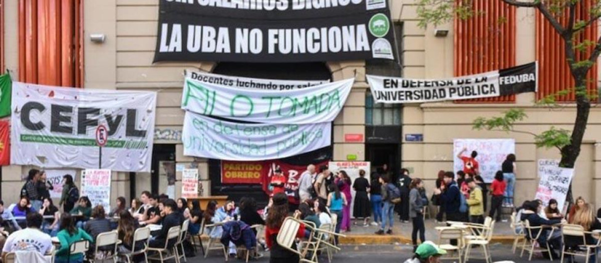 Varios estudiantes toman una universidad en Argentina