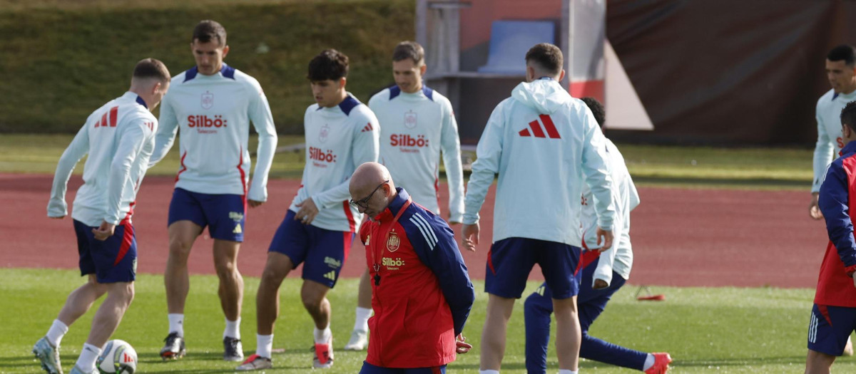 El entrenador de la selección española de fútbol, Luis de la Fuente, durante el entrenamiento en Las Rozas