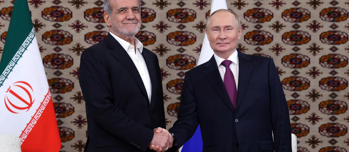 El presidente de Rusia, Vladimir Putin, se reúne con el presidente de Irán, Masoud Pezeshkia