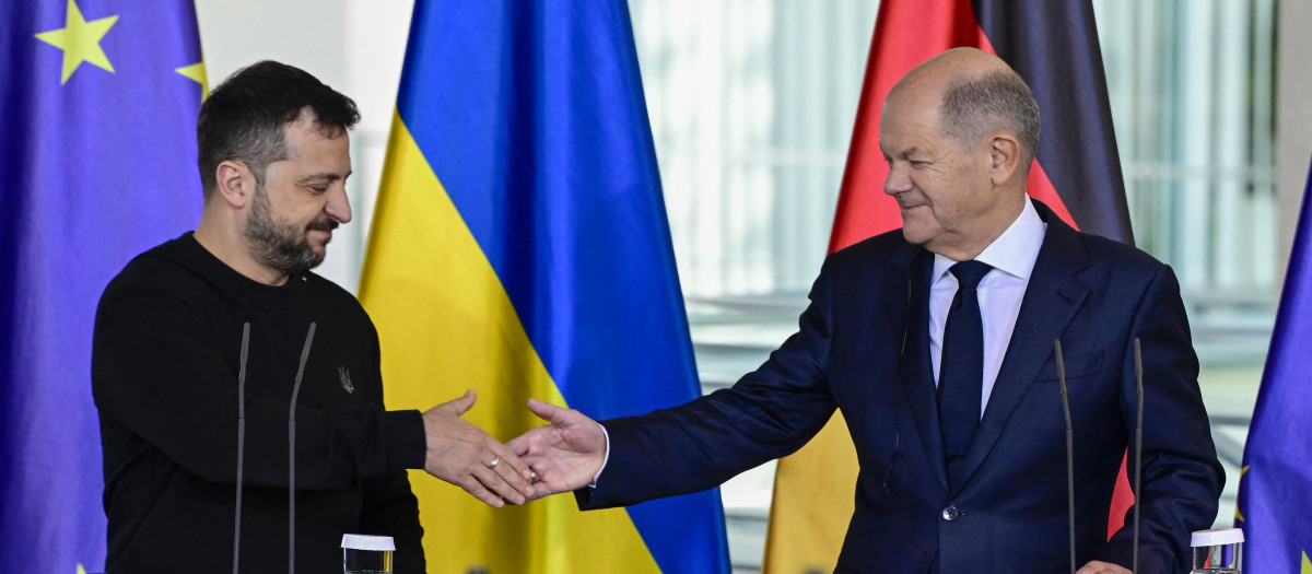 El canciller alemán Olaf Scholz y el presidente ucraniano Volodymyr Zelensky se dan la mano al final de una conferencia de prensa conjunta en la Cancillería en Berlín