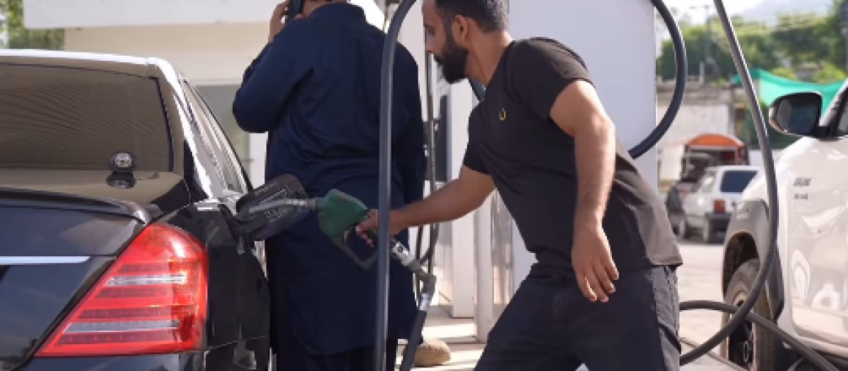 Momento en que intercambia la manguera de coche
