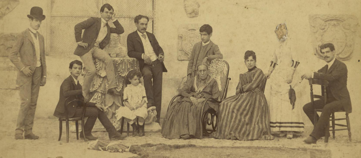 El matrimonio Romero de Torres, con la abuela materna en el centro, rodeado de sus hijos, hacia 1886