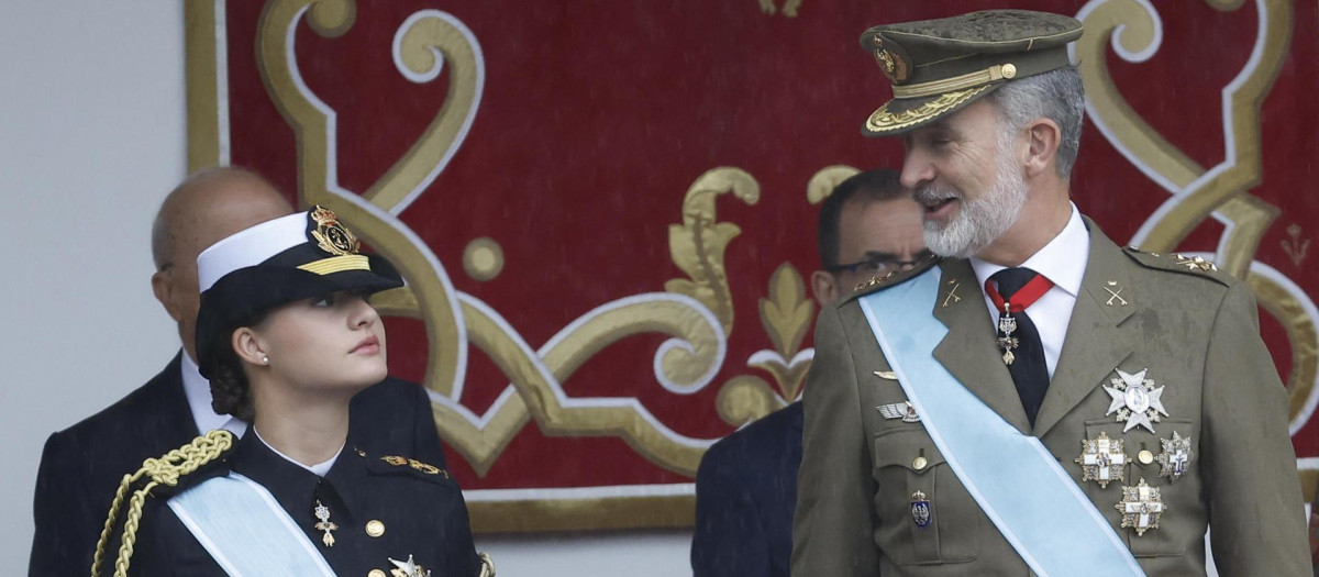 El Rey con la Princesa de Asturias, que luce el uniforme de invierno de guardiamarina