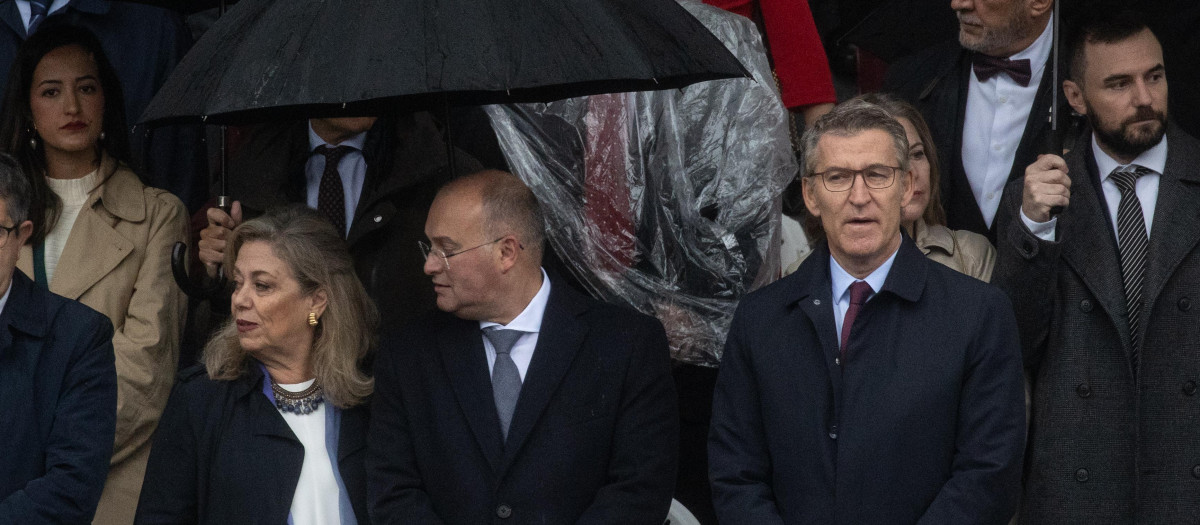 El presidente del PP, Alberto Núñez Feijóo, junto a otros políticos en el desfile por el Día de la Hispanidad