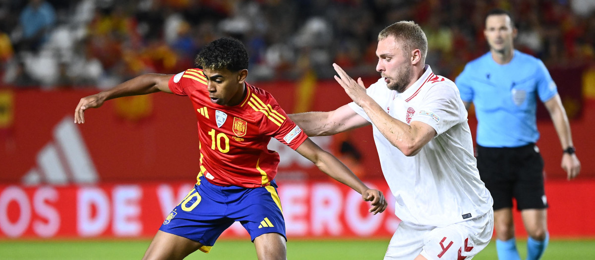 Lamine Yamal protege un balón ante Nelsson