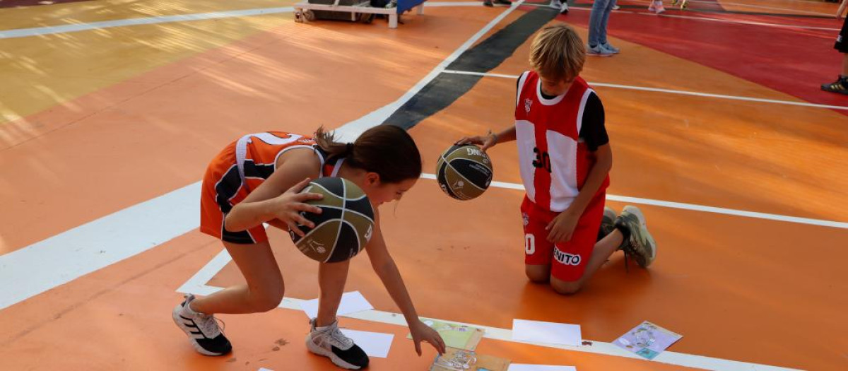Dos jóvenes deportistas, durante la presentación del programa en Vic, el 10 de octubre