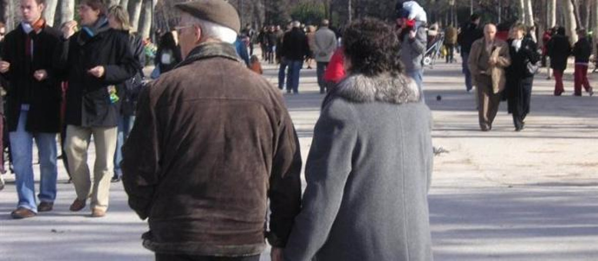 Pareja de ancianos paseando