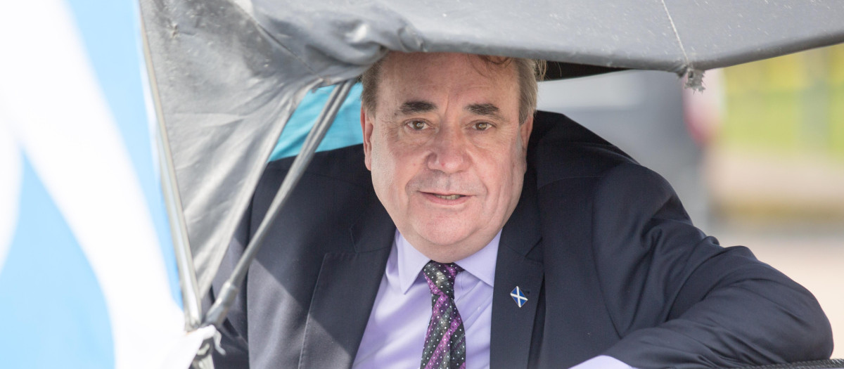 Glasgow (United Kingdom).- Leader of the Alba Party, Alex Salmond, looks on during the launch of the Glasgow campaign for the Scottish Parliamentary election, in Glasgow, Britain, 19 April 2021 (reissued 12 October 2024). Scotland'Äôs former first minister and Alba party founder Alex Salmond died on 12 October, aged 69. (Reino Unido) EFE/EPA/ROBERT PERRY *** Local Caption *** 56837754