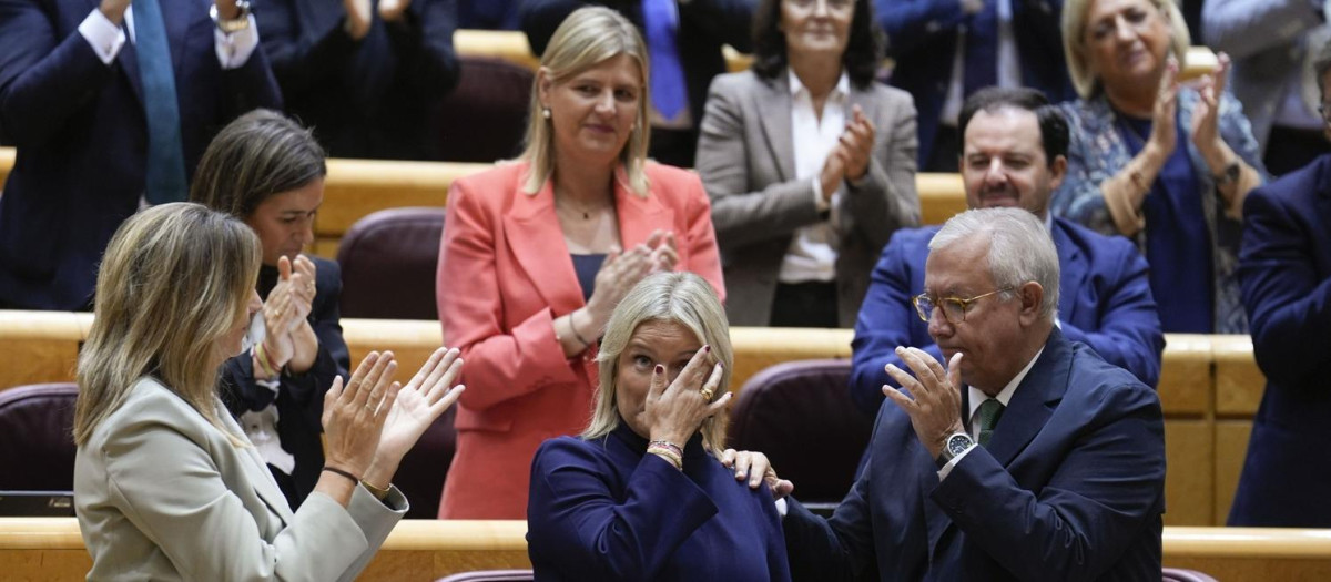 Marimar Blanco, emocionada ante el aplauso de sus compañeros del PP en el Senado