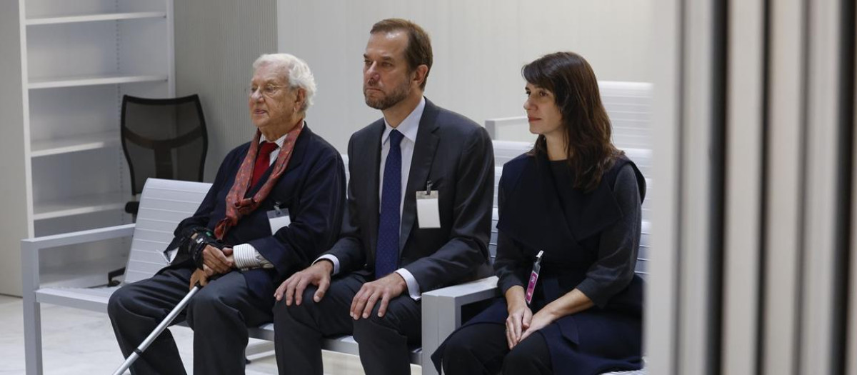 El exembajador de España en Venezuela Raúl Morodo (i) y su hija (d) testifican este lunes a la Audiencia Nacional