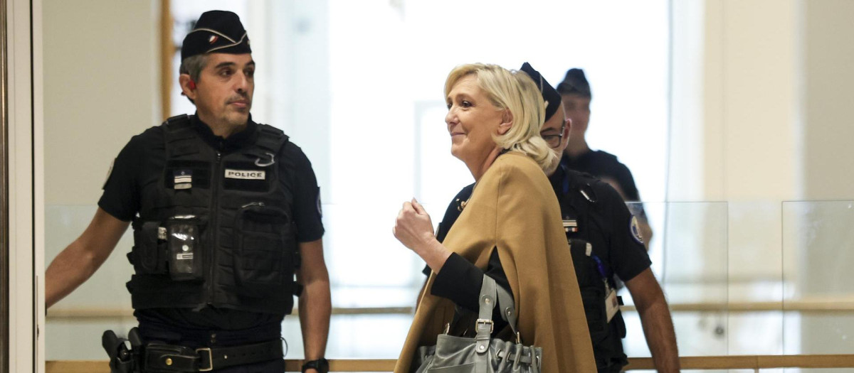 Marine Le Pen, llega al juzgado de París para un juicio acusada de crear empleos falsos