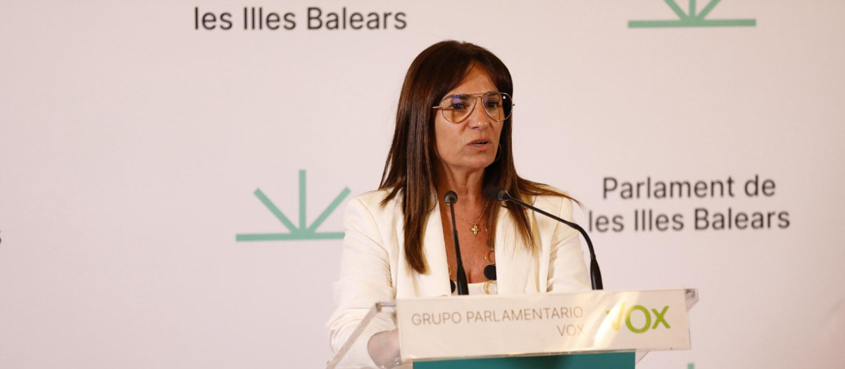 La portavoz de Vox en el Parlament balear, Manuela Cañadas, durante una rueda de prensa