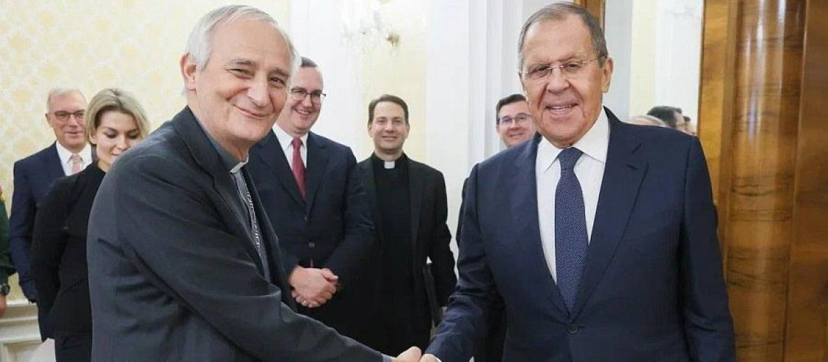 El cardenal Matteo Zuppi, junto al ministro de Exteriores ruso, Lavrov