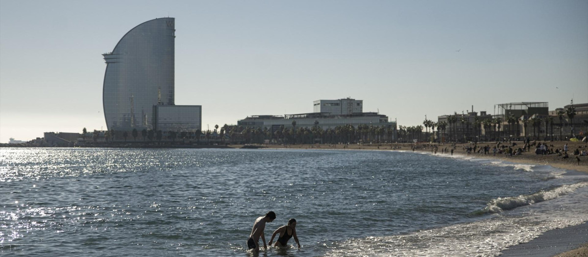 (Foto de ARCHIVO)
Una pareja se baña en la playa de la Barceloneta, a 25 de diciembre de 2022, en Barcelona, Cataluña (España). La playa de Barcelona ha amanecido hoy, día de Navidad con gente tomando el sol y algunos incluso bañándose, aprovechando el sol y la buena temperatura de esta jornada de invierno. Con datos del mediodía, la temperatura en la ciudad es de un mínimo de 12 grados y un máximo de 21, y la temperatura del agua es de 18 grados. Se ha visto a turistas bañándose con gorros de Papá Noel, que han comentado a Europa Press que el agua estaba fría pero soportable. El observatorio Fabra de Barcelona ha registrado récord de temperatura máxima absoluta para un mes de diciembre desde 1914.

Lorena Sopêna / Europa Press
25 DICIEMBRE 2022;CLIMA;CALOR;CAMBIO CLIMÁTICO;NAVIDAD;GORRO DE NAVIDAD;ALTAS TEMPERATURAS;TIEMPO;TIEMPO INUSUAL;
25/12/2022