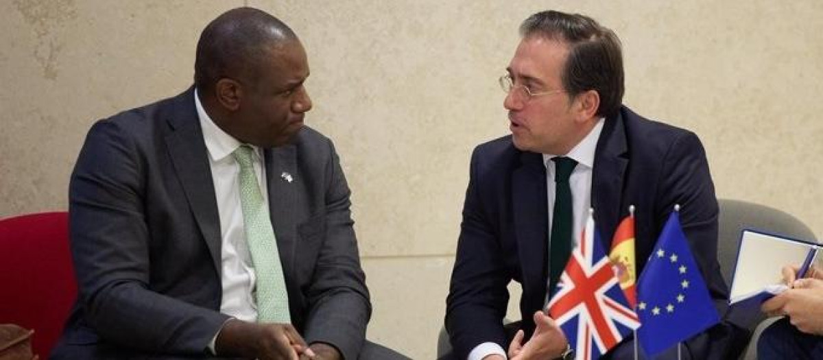 El ministro de Asuntos Exteriores, José Manuel Albares, y su homólogo británico, David Lammy, durante su reunión en Luxemburgo