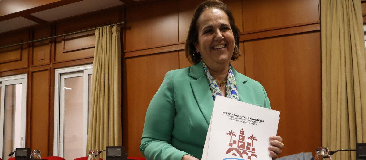 Blanca Torrent, con el expediente de las ordenanzas fiscales para 2025