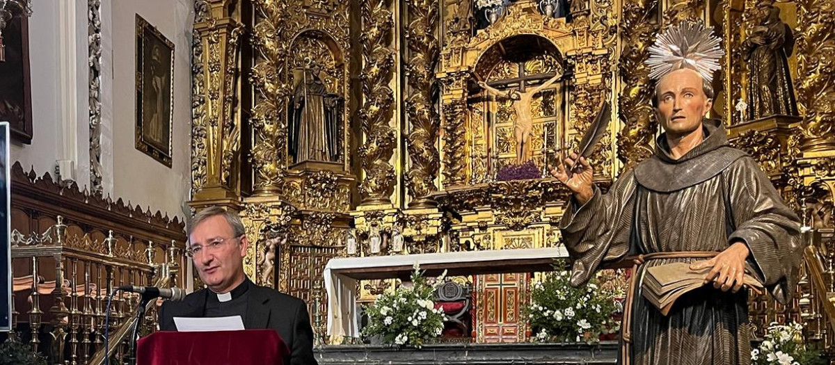 Joaquín Alberto Nieva, párroco de San Francisco, junto a la imagen restaurada