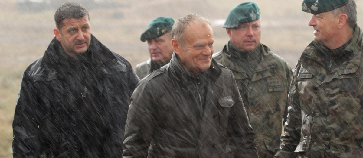 El primer ministro polaco, Donald Tusk, en un ejercicio militar para fortalecer la frontera con Rusia