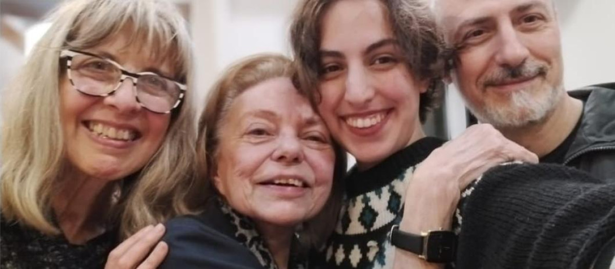 Mayra Gómez Kemp, con las hijas de su marido
