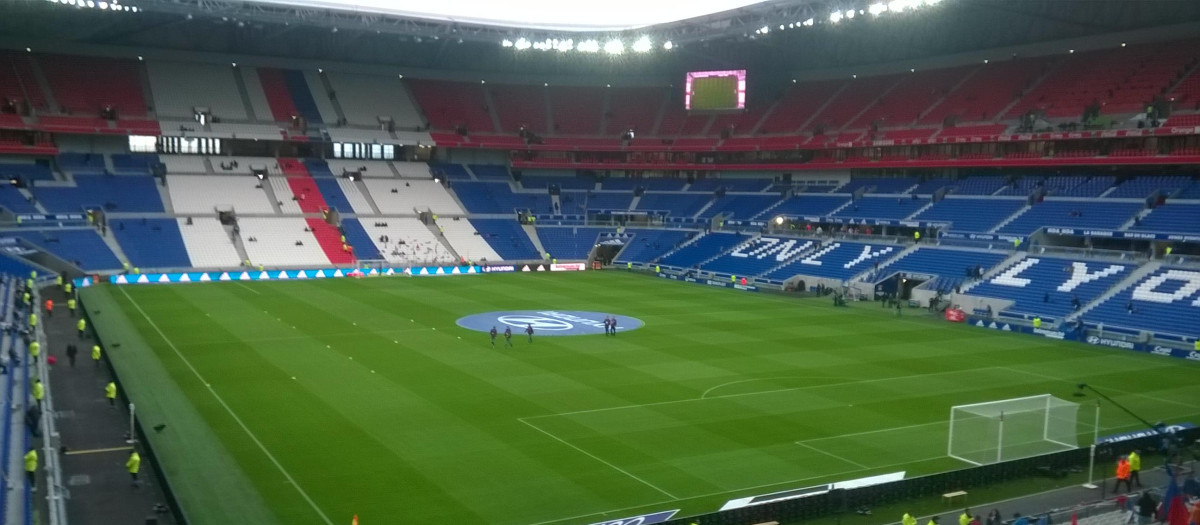 Groupama es un grupo de seguros francés con sede en París y patrocina al Olympique de Lyon desde 2016 a cambio de 6,9 millones de euros por temporada