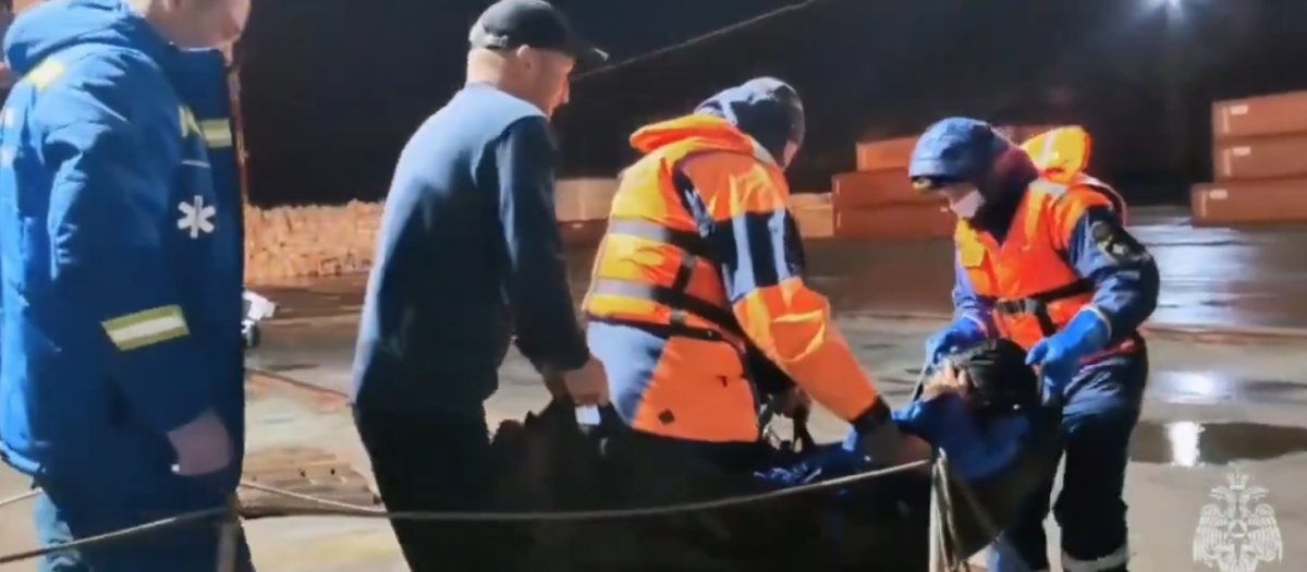 El náufrago ruso siendo rescatado por los equipos de salvamento