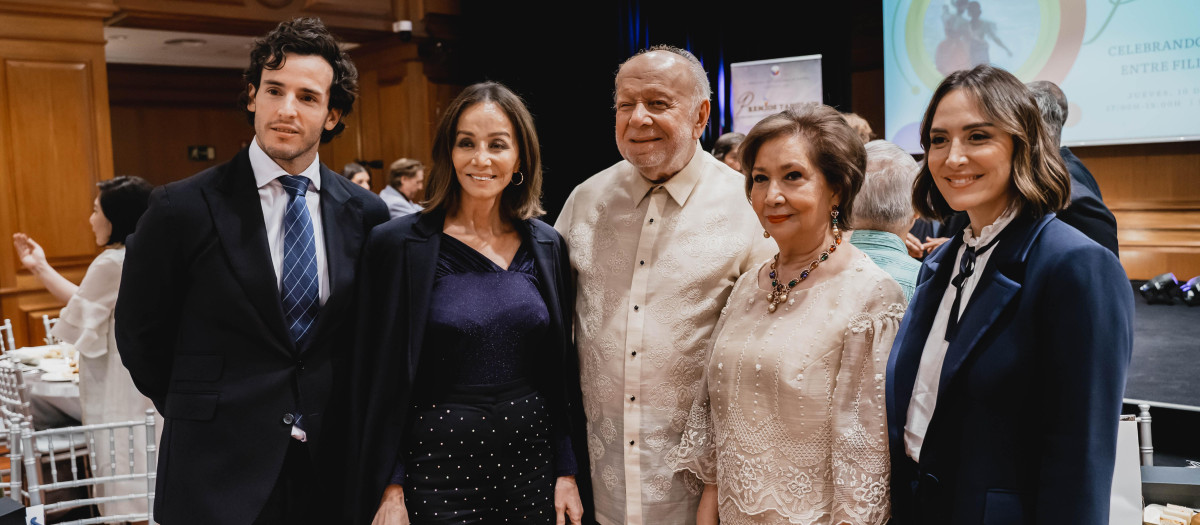Embajador de Filipinas en España, Philippe J. Lhuillier con Edna Lhuillier, Isabel Preysler, Tamara Falcó y Iñigo Onieva