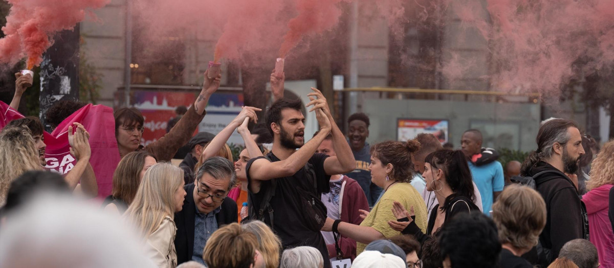 (Foto de ARCHIVO)
Un grupo de personas sueltan bombas de humo durante una acto de campaña de BComú en la Plaza de Cataluña, a 24 de mayo de 2023, en Barcelona, Catalunya (España). Unos 30 activistas de la Antiga Massana han interrumpido en el acto central de campaña de la alcaldesa y candidata de BComú a la reelección, Ada Colau, que se ha celebrado este miércoles con la presencia de unas 1.000 personas.

David Zorrakino / Europa Press
24 MAYO 2023;PROTESTA;MITIN;INTERRUPCIÓN
24/5/2023