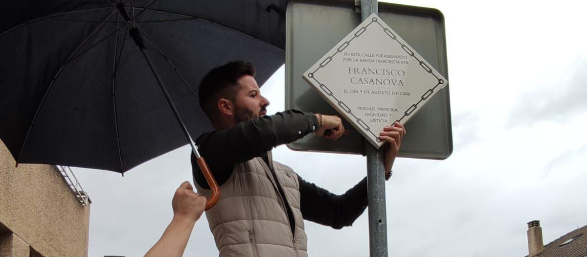 Los concejales del PP colocando la placa