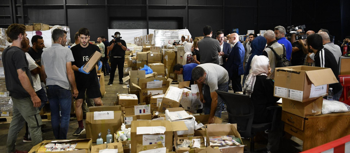 Voluntarios organizan paquetes de ayuda en los almacenes de Beirut, Líbano, el 15 de octubre de 2024