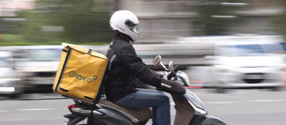 Un repartidor de Glovo conduce una moto durante su jornada laboral (archivo)
