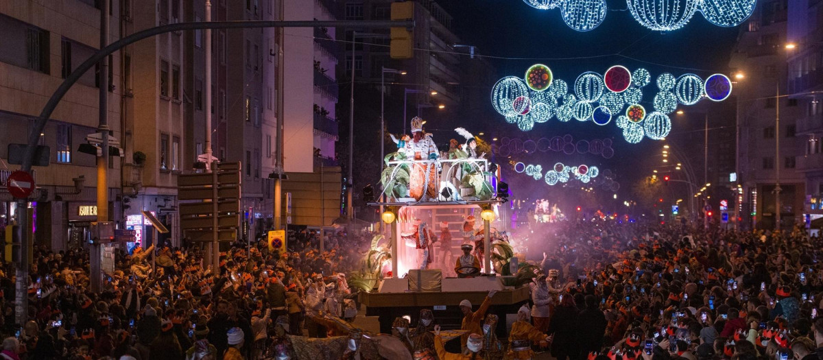 (Foto de ARCHIVO)
Ambiente durante la cabalgata de Reyes 2023, a 5 de enero de 2023, en Barcelona, Cataluña, (España). Los Reyes Magos han llegado a la ciudad a bordo del pailebote Santa Eulàlia. Tras dos años de pandemia y restricciones, las carrozas vuelven a lanzar caramelos en esta cabalgata de Reyes. Además, el desfile tiene un nuevo recorrido, en el que no pasa por las principales calles del centro de la ciudad, debido a las obras que se están llevando a cabo en la vía Laietana.

Lorena Sopêna / Europa Press
05 ENERO 2023;CABALGATA;REYES;CATALUNYA;CATALUÑA
05/1/2023