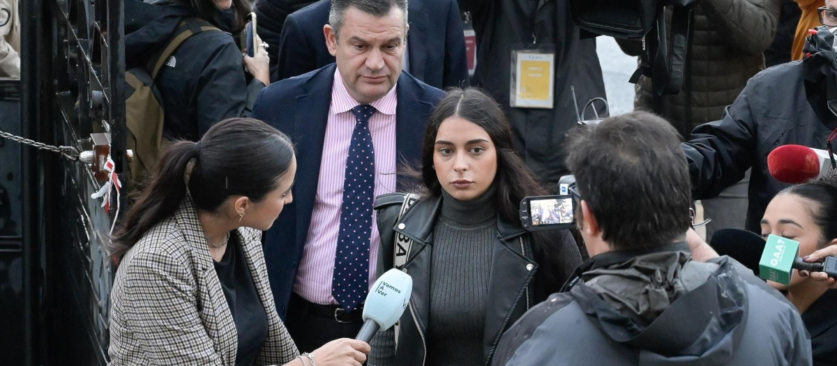 Catherine S.B., acusada por la paliza mortal a Samuel Luiz, junto a su abogado, Luciano Prado

REMITIDA / HANDOUT por M DYLAN
Fotografía remitida a medios de comunicación exclusivamente para ilustrar la noticia a la que hace referencia la imagen, y citando la procedencia de la imagen en la firma
13/5/2023