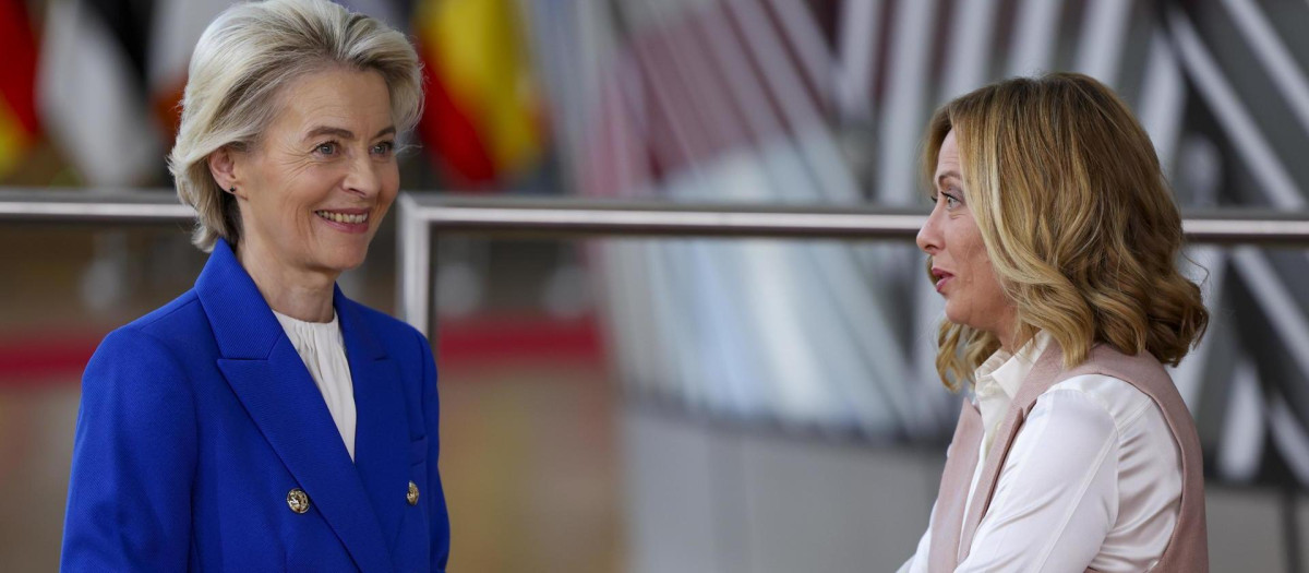 Brussels (Belgium), 16/10/2024.- European Commission President Ursula von der Leyen (L) and Italian Prime Minister Giorgia Meloni speak during the EU-Gulf Cooperation Council (GCC) summit in Brussels, Belgium, 16 October 2024. This is the first summit between the EU leaders and the GCC, aiming to develop a closer partnership. The European Union is the second-largest trade partner for the GCC countries, generating 'K170 billion in trade in 2023, imports of mineral fuels accounted for over 75% of EU imports from GCC countries. Since 2020, fuel imports have more than tripled mainly due to the armed conflict between Russia and Ukraine. (Bélgica, Rusia, Ucrania, Bruselas) EFE/EPA/CHRISTOPHER NEUNDORF